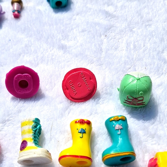 Shopkins Set of 8 hats, boots, and purses Season 2 - Picture 8 of 9